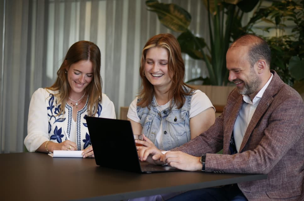 Cursisten gebruiken het LMS van PlusPort en lachen samen