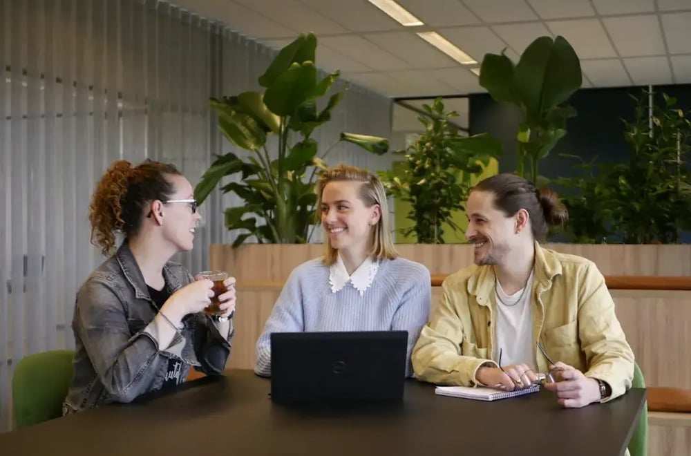 Drie cursisten die samen gebruik maken van het online leerplatform van PlusPort